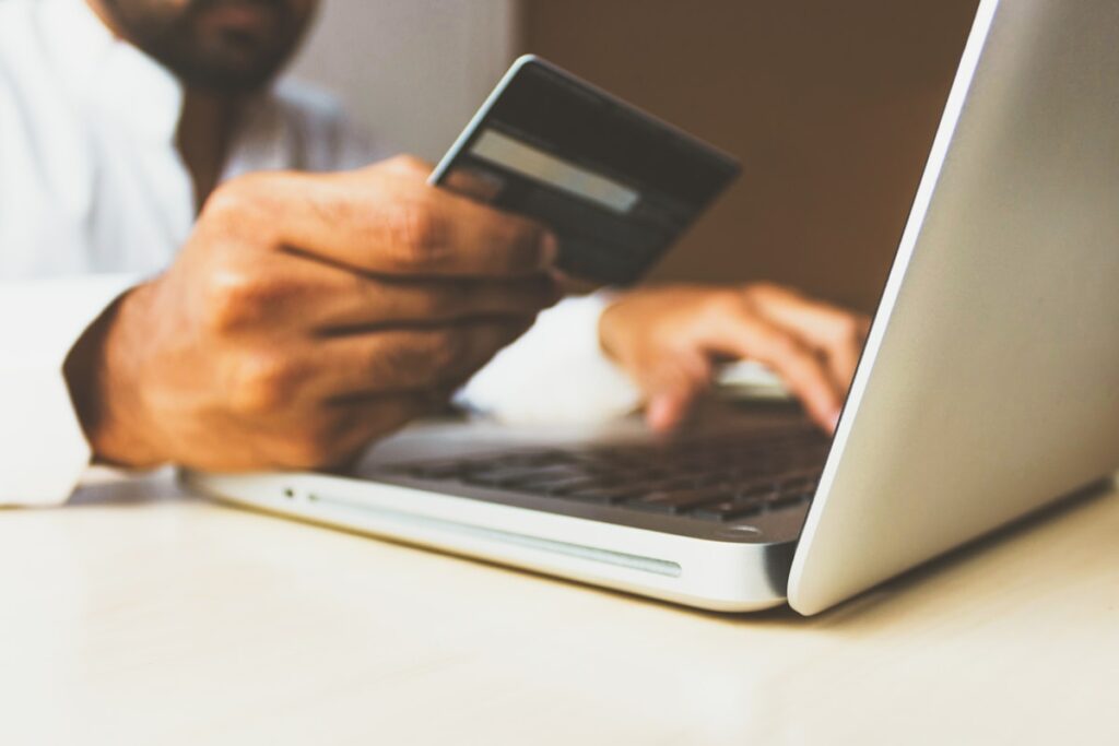 Cobranças indevidas no cartão de crédito: como identificar e o que fazer